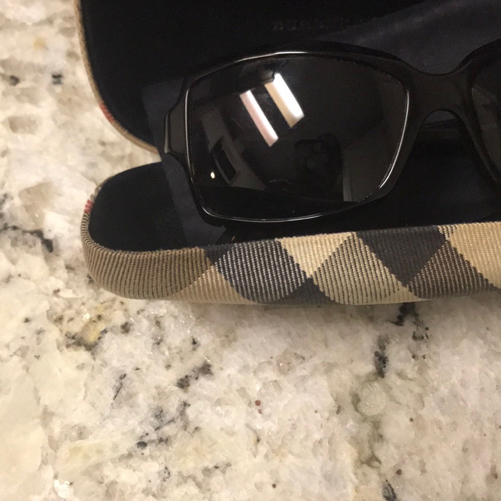 Burberry sunglasses, case and lens cloth - Picture 6 of 6